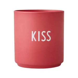 Červený porcelánový hrnek Design Letters Kiss, 300 ml
